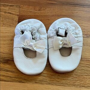 For sale: baby shoes, never worn.